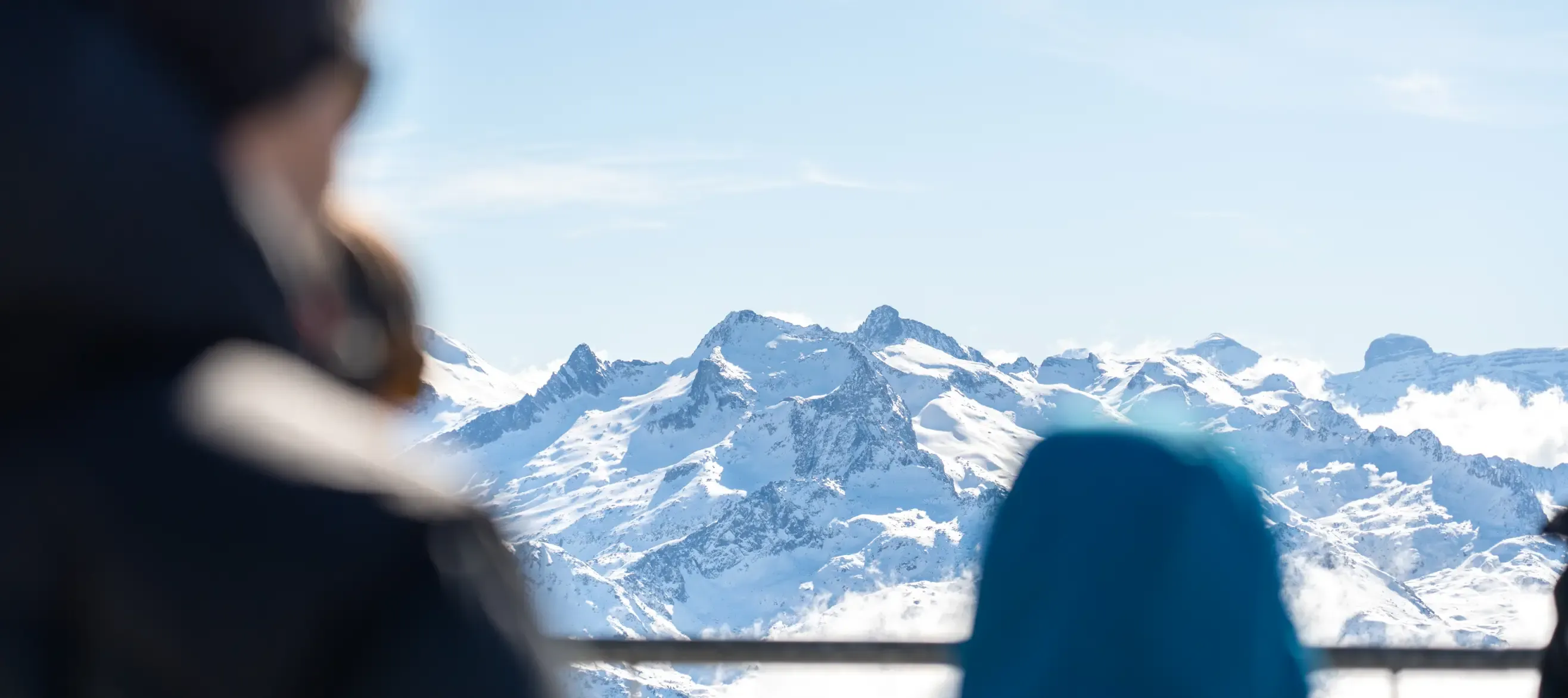 deux personnes regardant le panorama du Pic du Midi